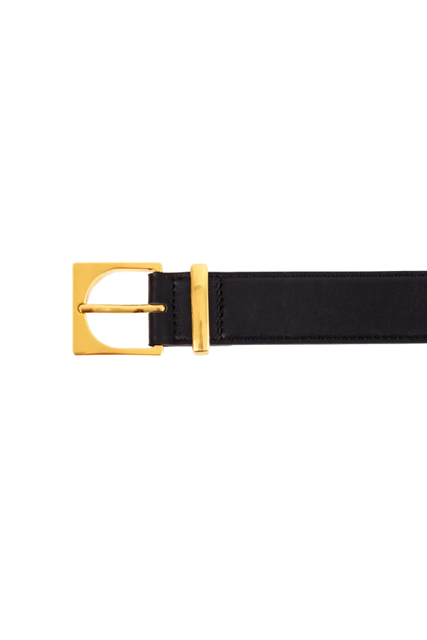 Cinto de couro na cor preto com fivela dourada em formato geométrico e estrutura interna acolchoada com enchimento, design sofisticado e atemporal ideal para ajustar e complementar o visual com elegância.