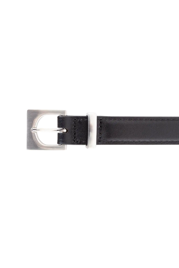 Cinto de couro de 20mm na cor preto com fivela prateada em formato geométrico e estrutura interna acolchoada com enchimento, estética refinada e funcional, perfeito para elevar o look do dia a dia com um toque de luxo.