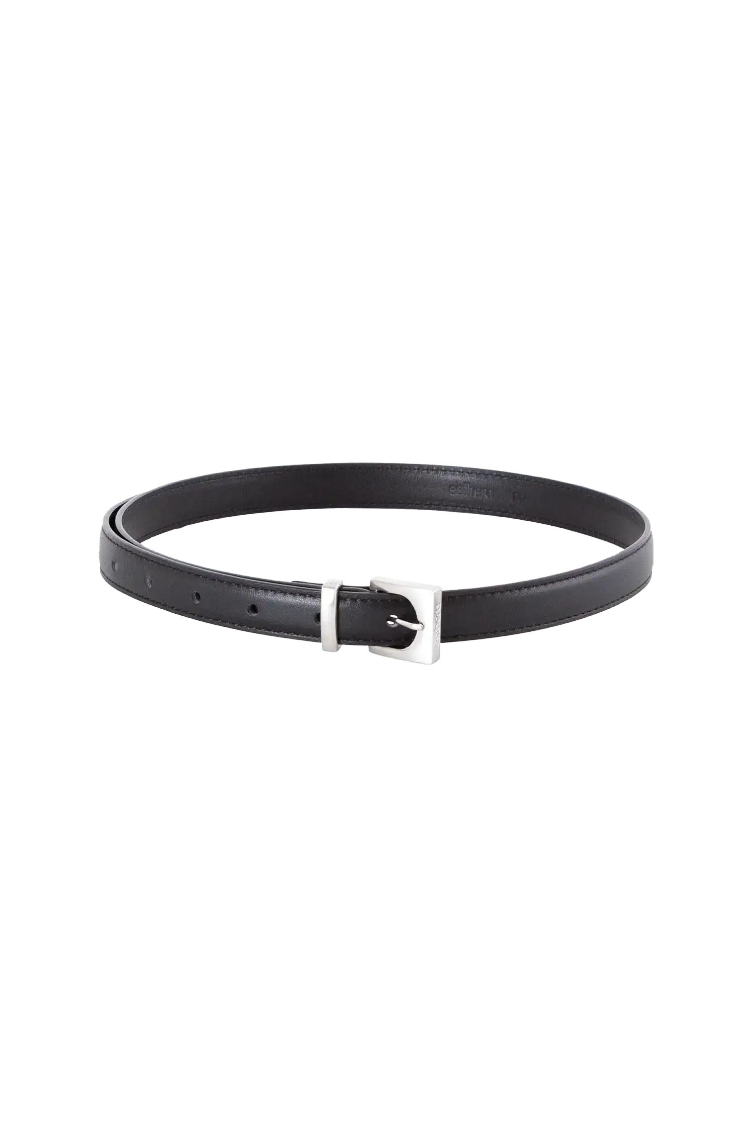 Cinto de couro de 20mm na cor preto com fivela prateada em formato geométrico e estrutura interna acolchoada com enchimento, acabamento minimalista e moderno que adiciona estilo e personalidade a qualquer composição.