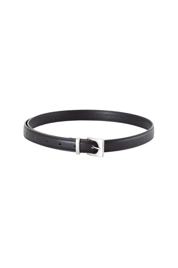 Cinto de couro de 20mm na cor preto com fivela prateada em formato geométrico e estrutura interna acolchoada com enchimento, acabamento minimalista e moderno que adiciona estilo e personalidade a qualquer composição.