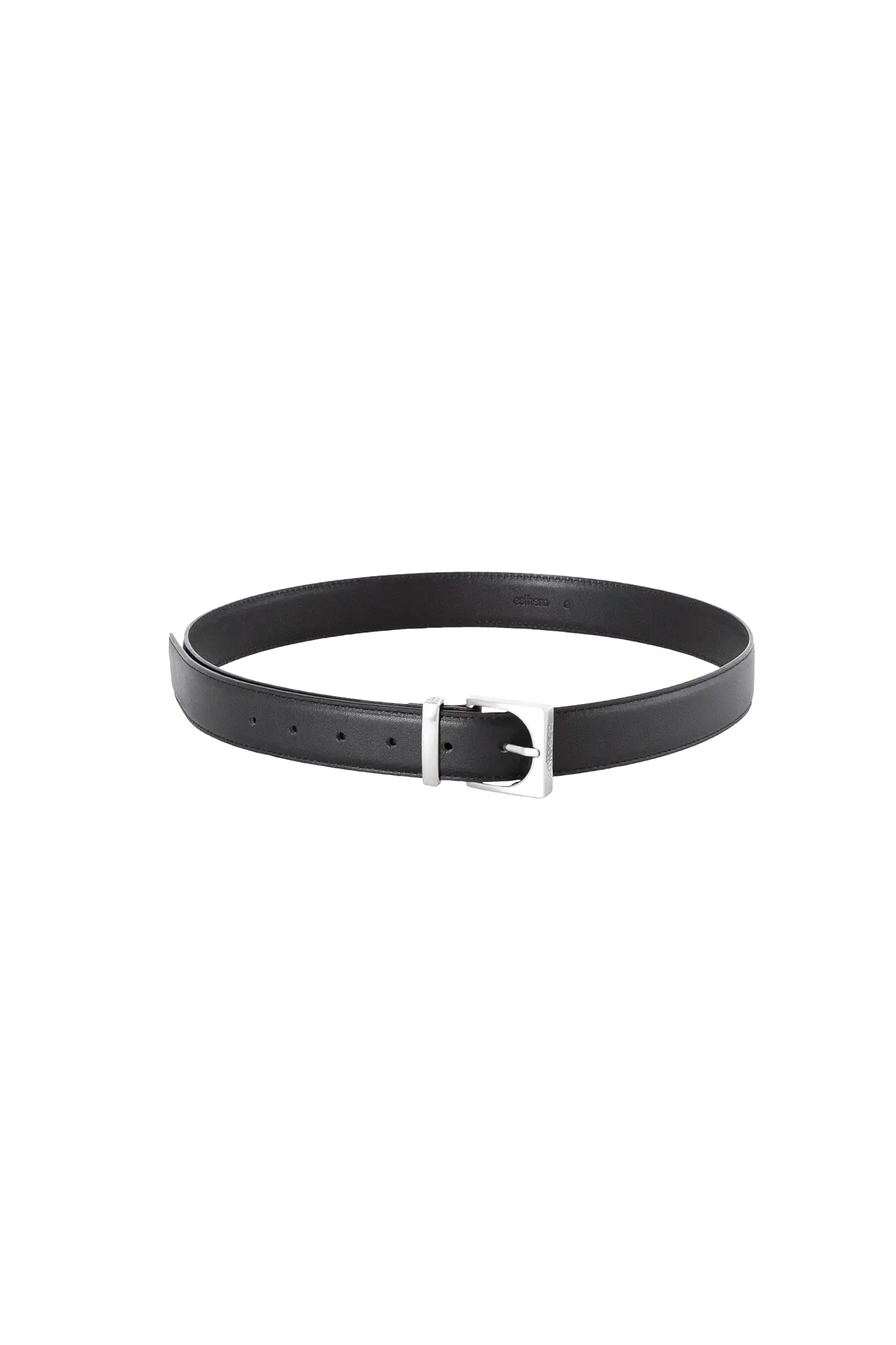 Cinto de couro na cor preto com fivela prateada em formato geométrico e estrutura interna acolchoada com enchimento, modelo versátil e elegante que combina praticidade com o refinamento do design de alta qualidade.