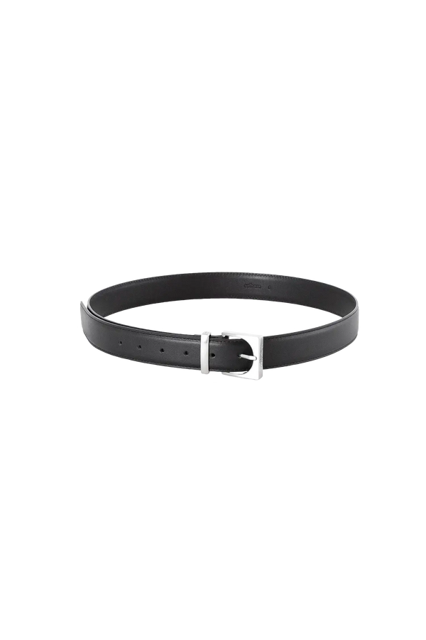 Cinto de couro na cor preto com fivela prateada em formato geométrico e estrutura interna acolchoada com enchimento, modelo versátil e elegante que combina praticidade com o refinamento do design de alta qualidade.