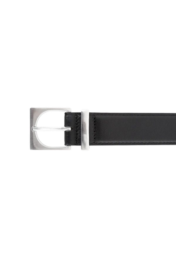 Cinto de couro na cor preto com fivela prateada em formato geométrico e estrutura interna acolchoada com enchimento, visual clean e sofisticado que valoriza a silhueta, perfeito tanto para alfaiataria quanto para looks casuais.